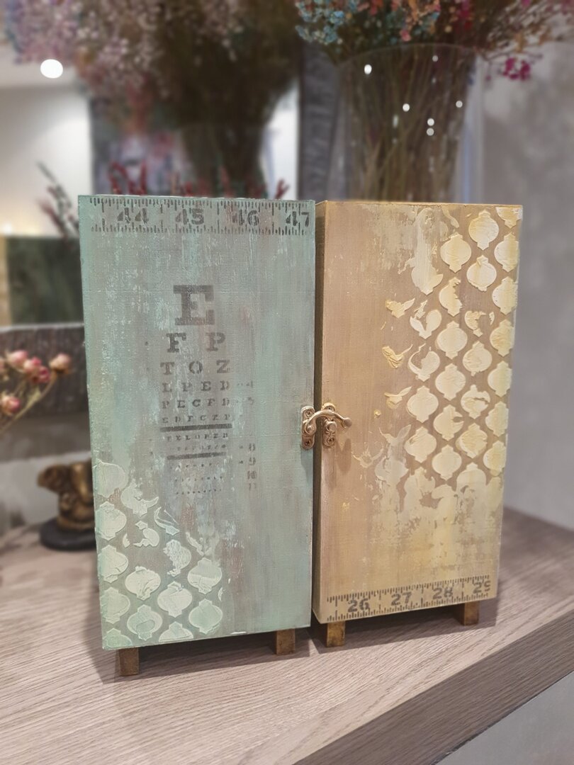 Armario de madera alterado