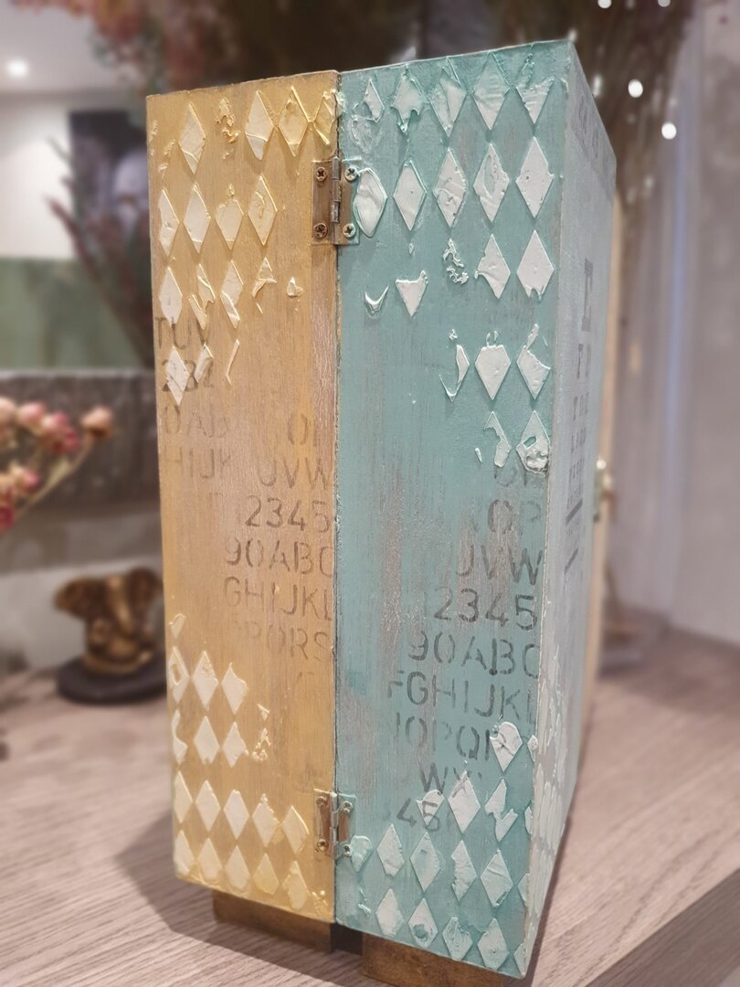 Armario de madera alterado