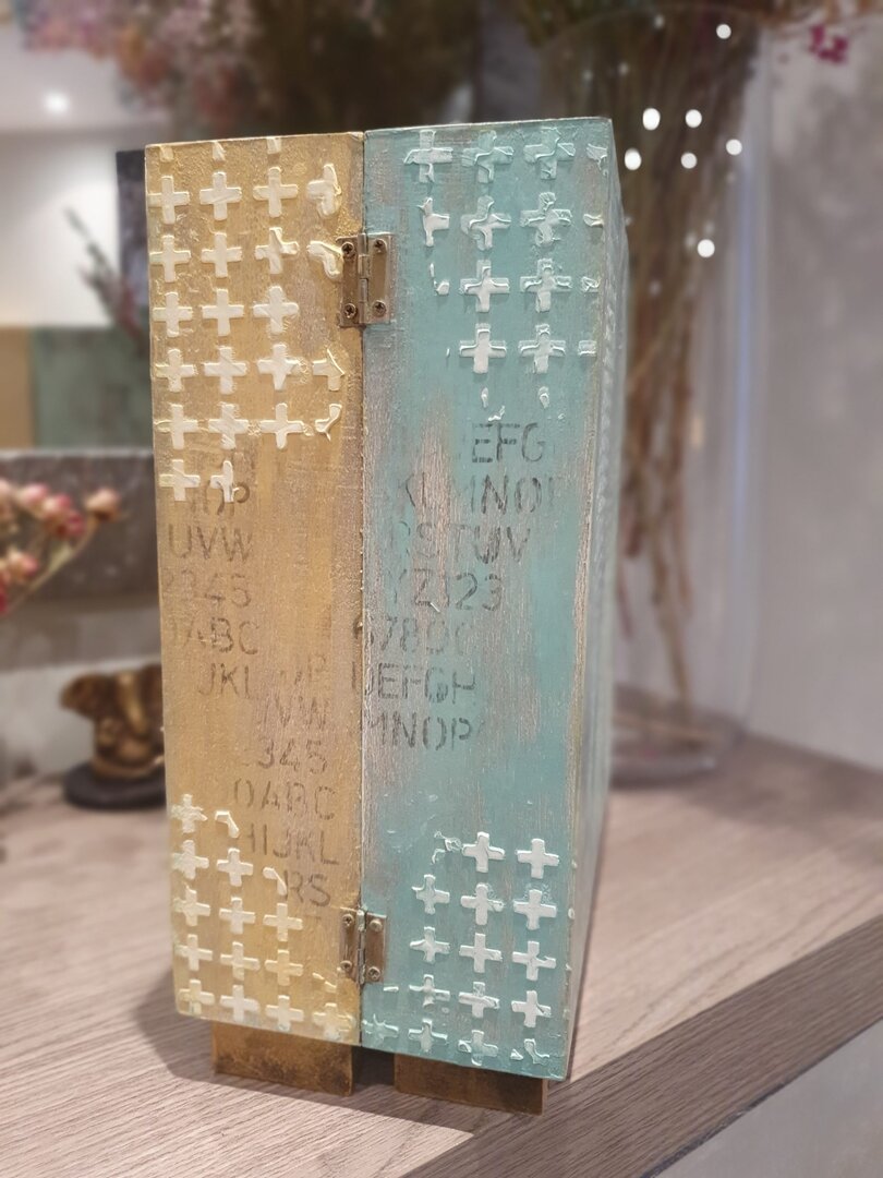 Armario de madera alterado