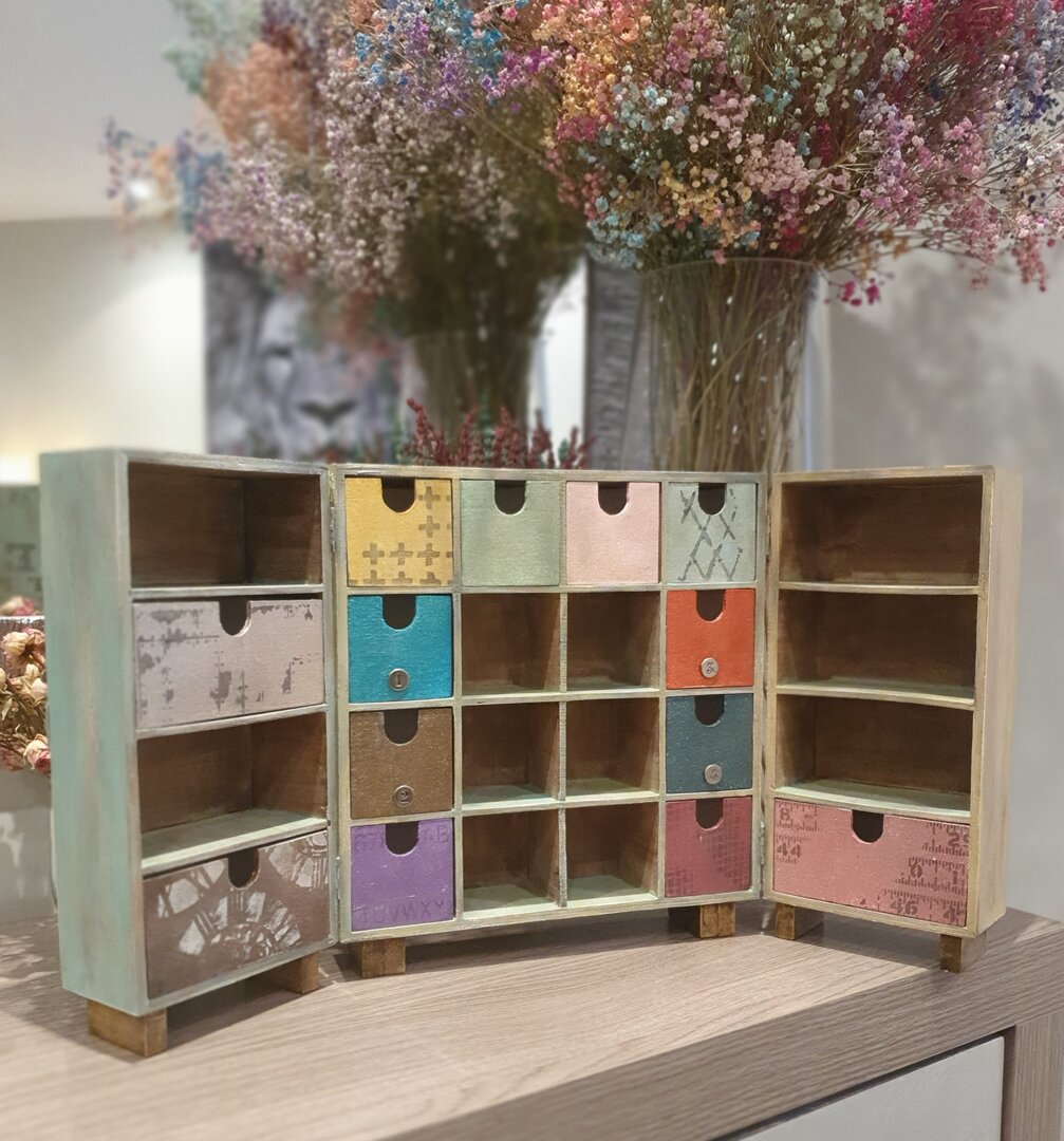 Armario de madera alterado