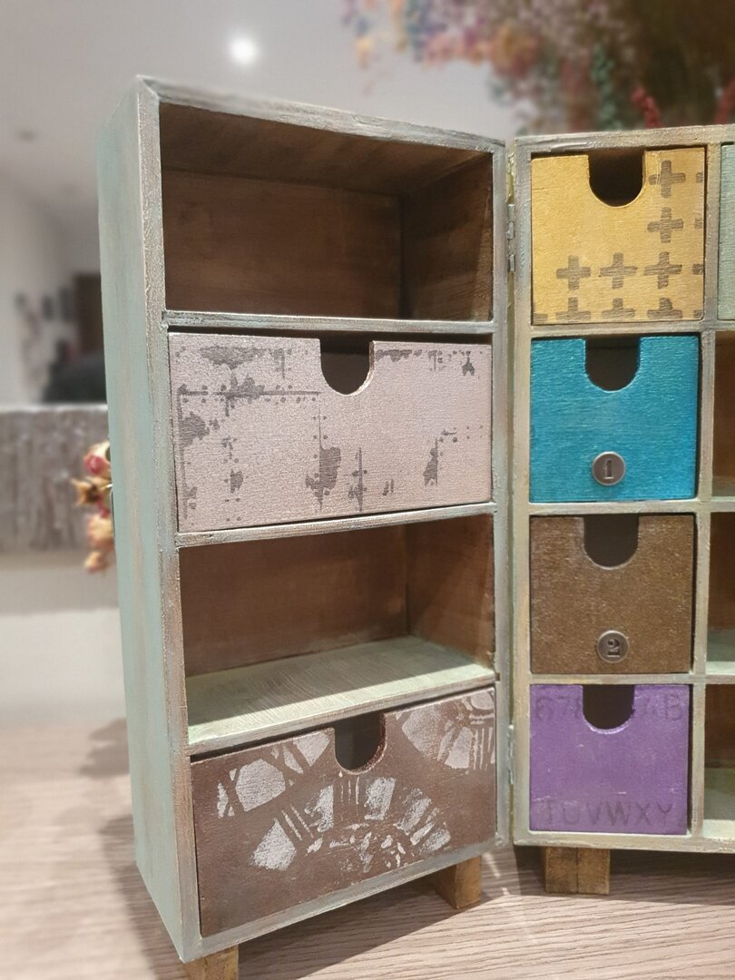 Armario de madera alterado