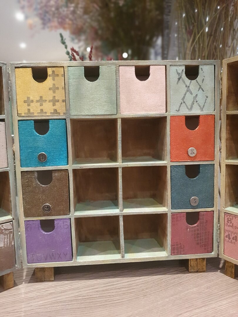 Armario de madera alterado