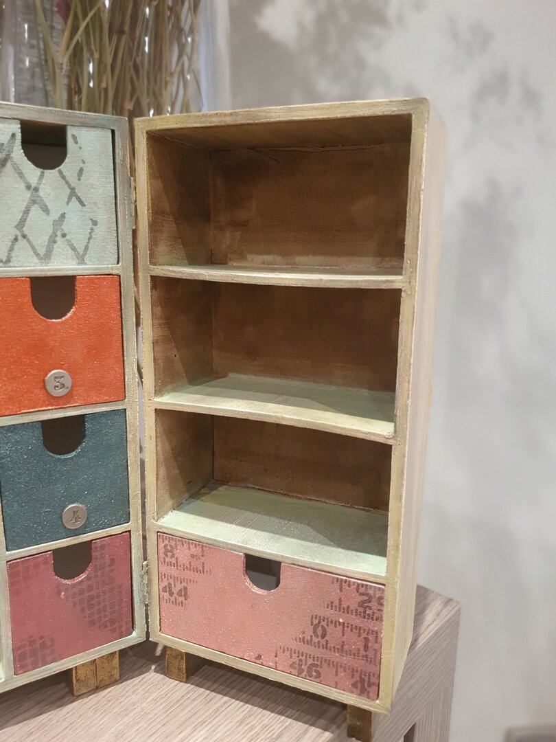 Armario de madera alterado