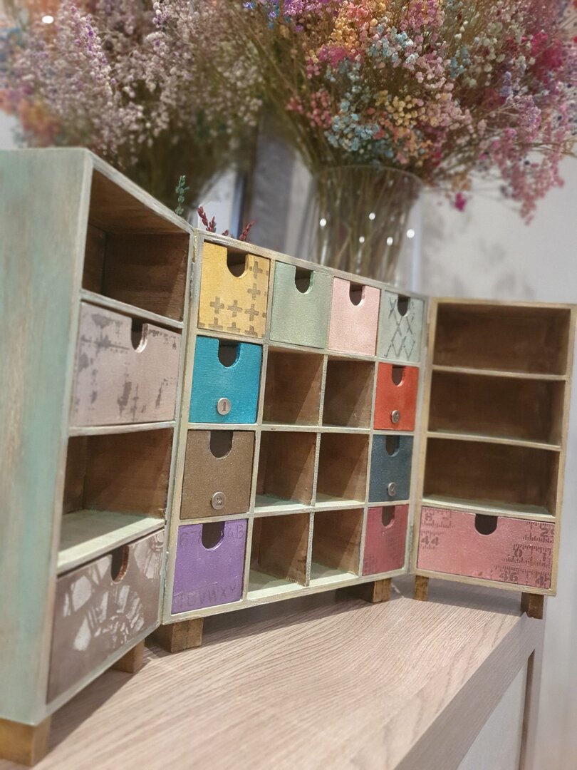 Armario de madera alterado