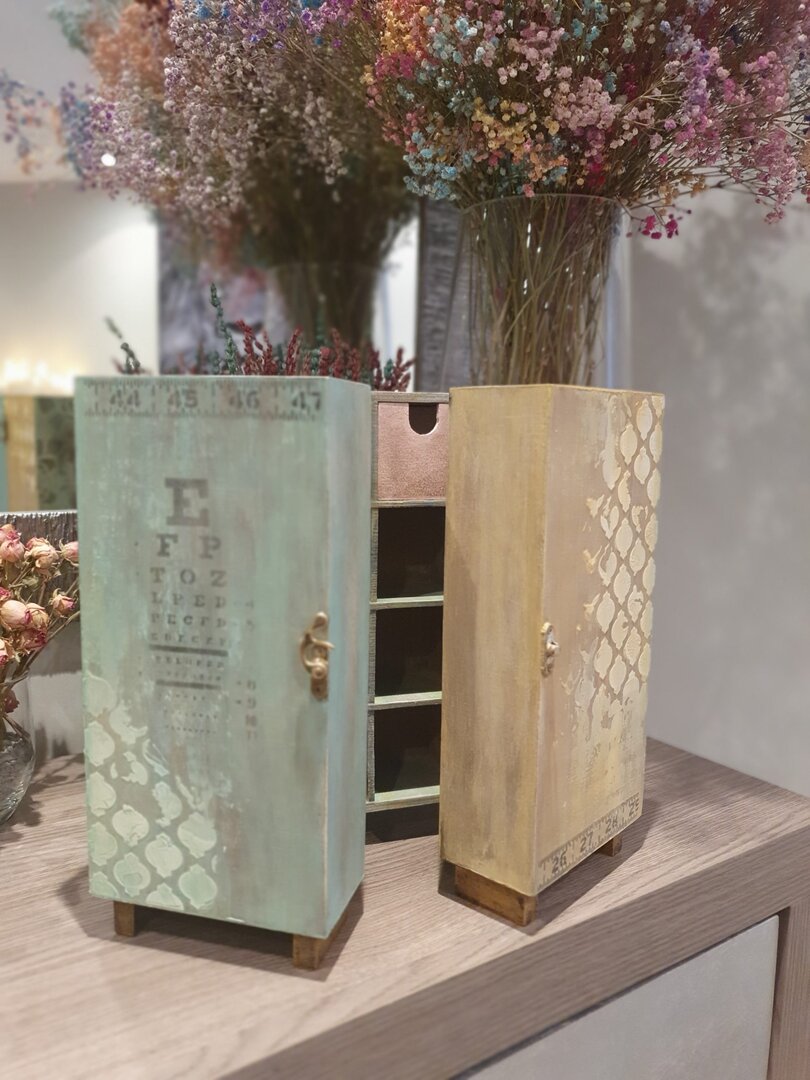 Armario de madera alterado