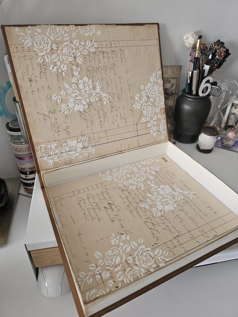 Caja alterada y puntillas antiguas