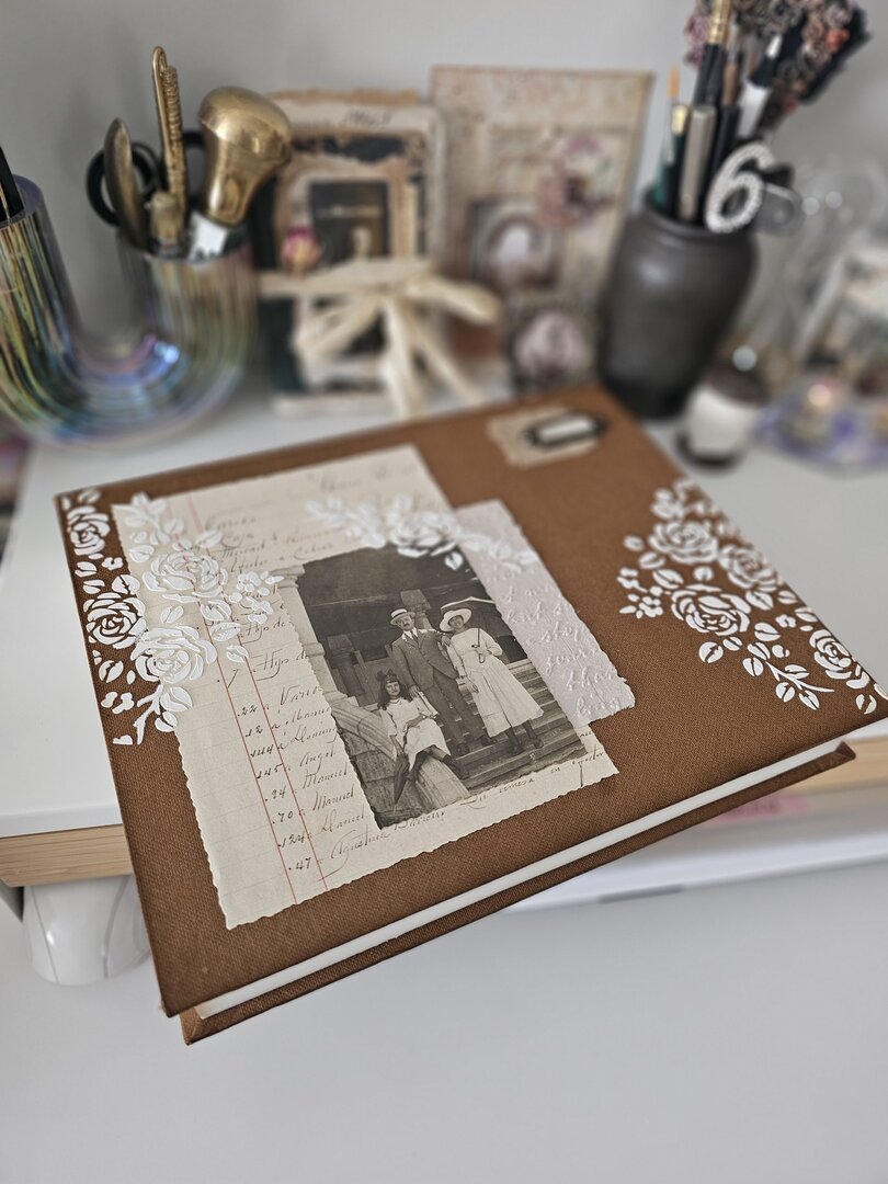 Caja alterada y puntillas antiguas