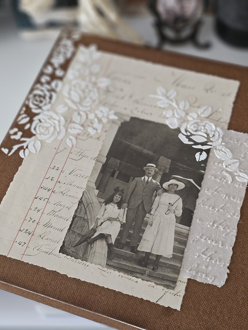 Caja alterada y puntillas antiguas