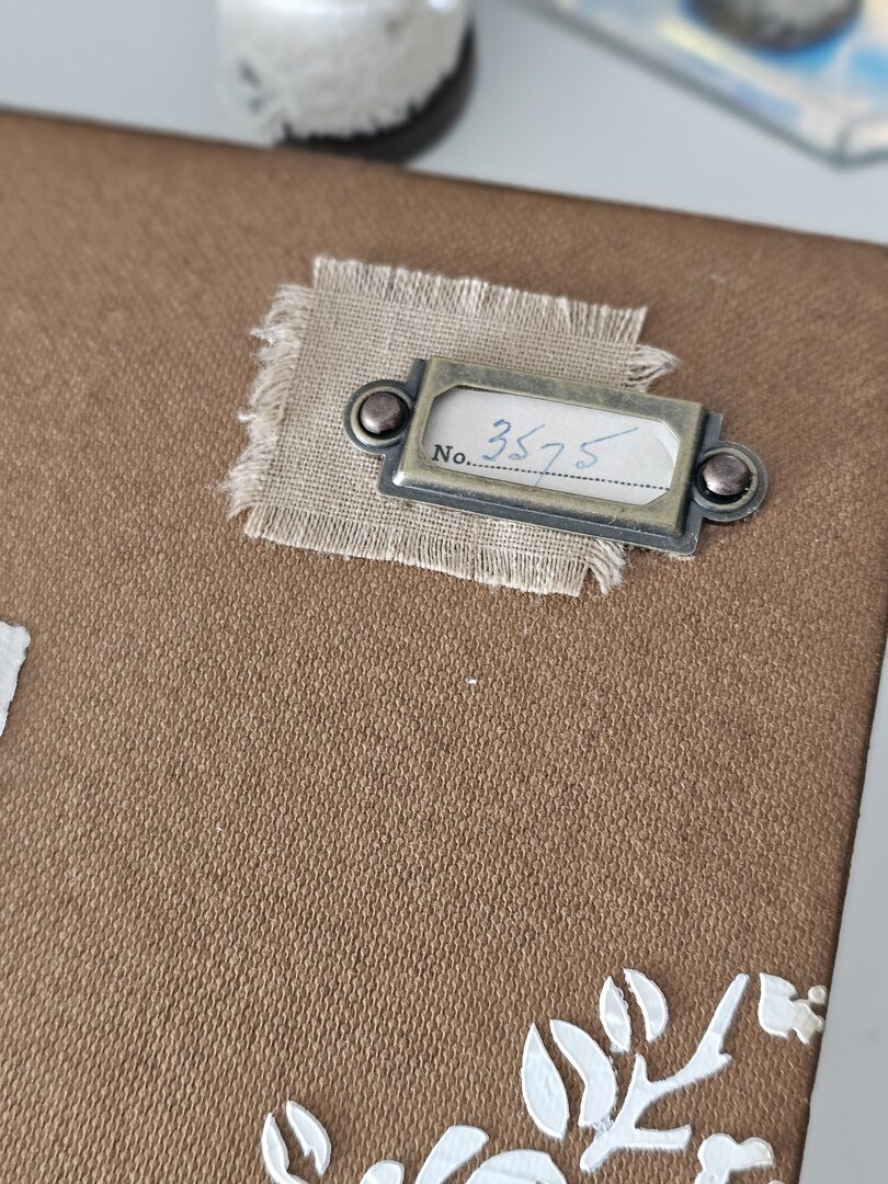 Caja alterada y puntillas antiguas