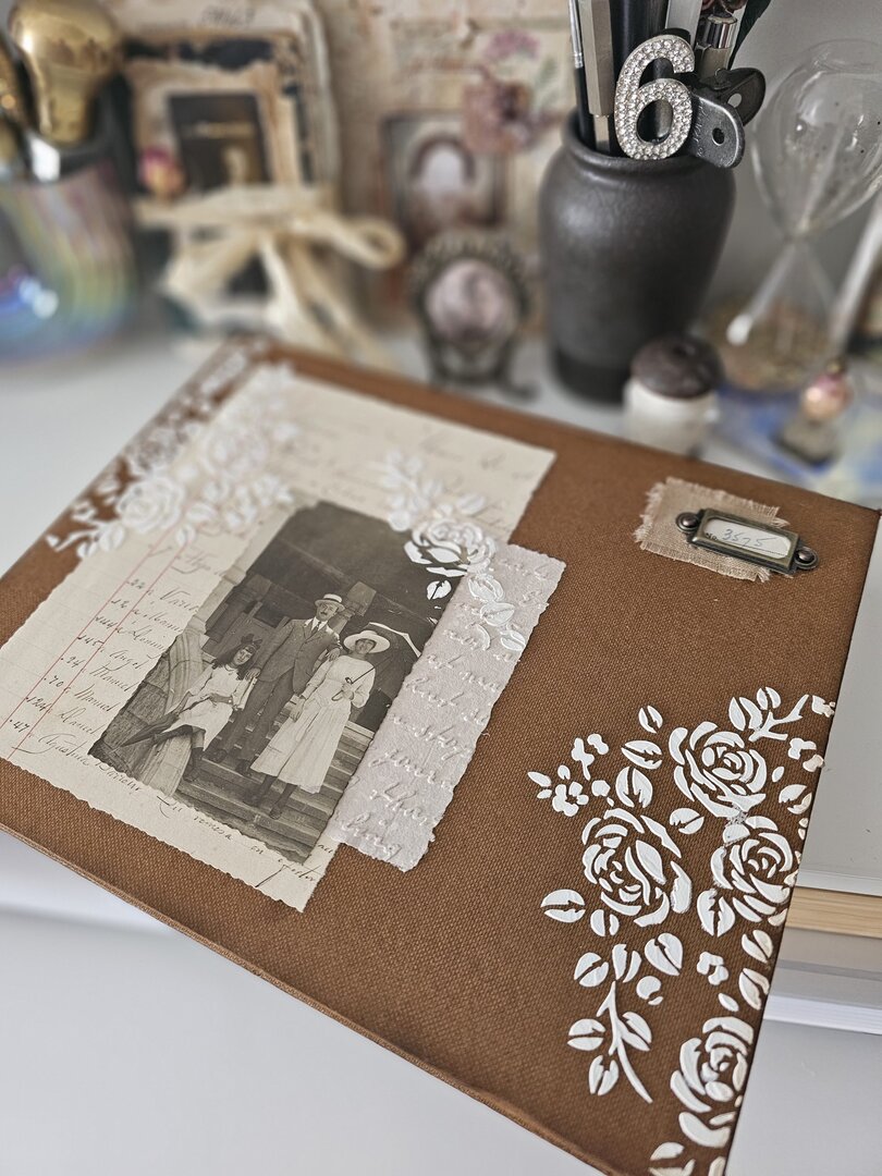 Caja alterada y puntillas antiguas