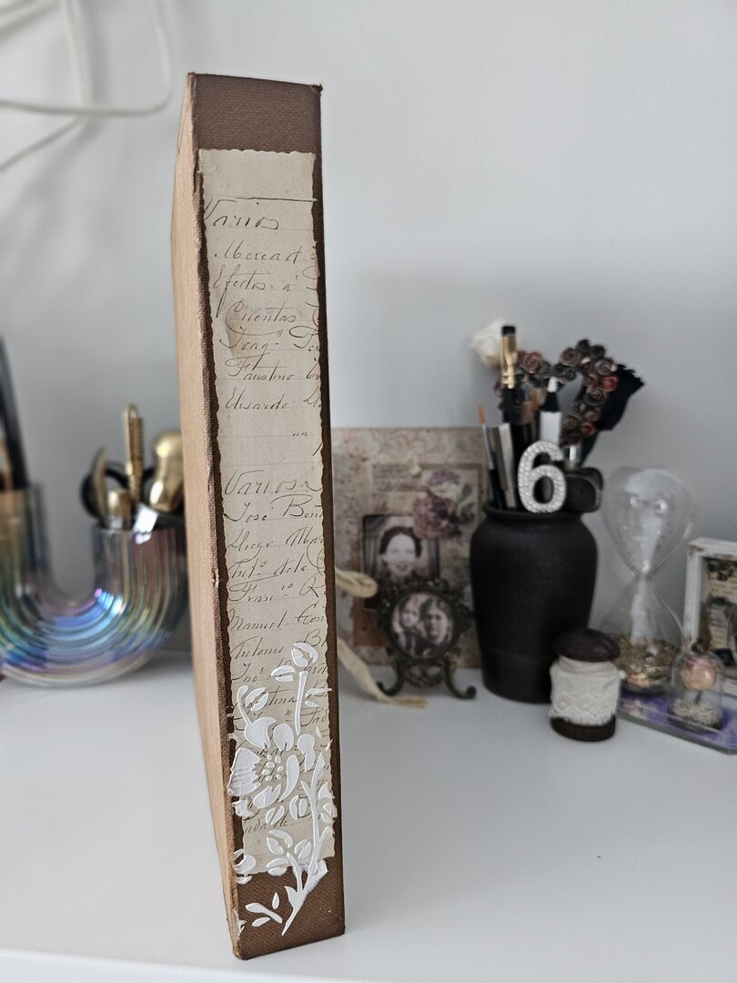 Caja alterada y puntillas antiguas