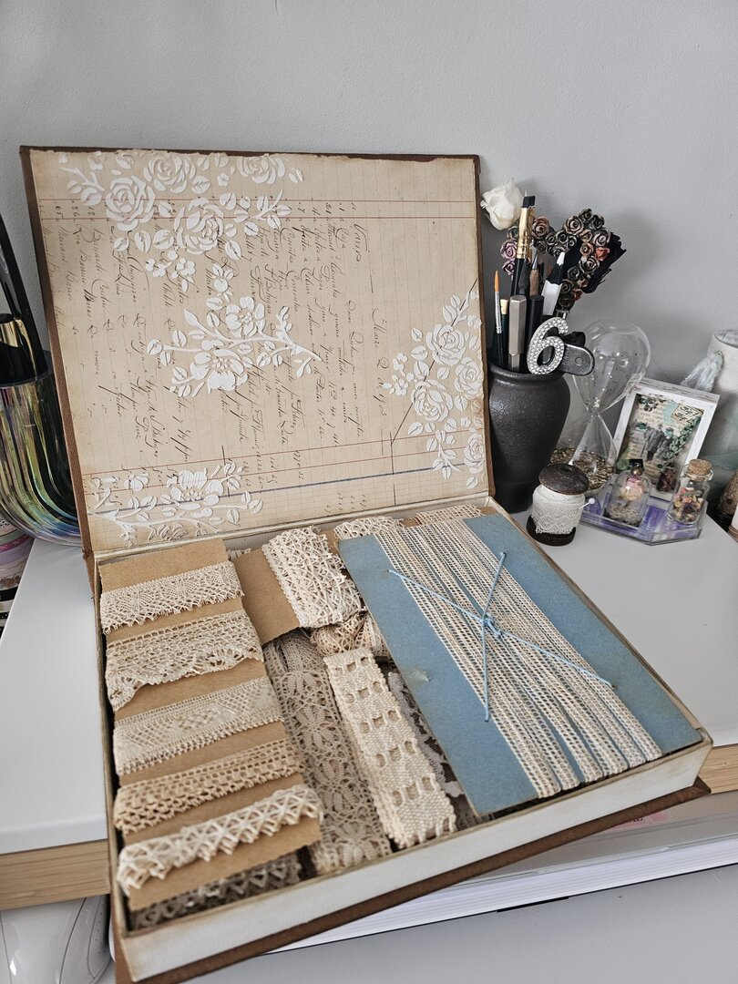 Caja alterada y puntillas antiguas