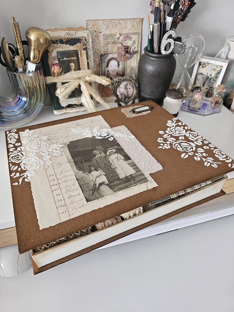 Caja alterada y puntillas antiguas